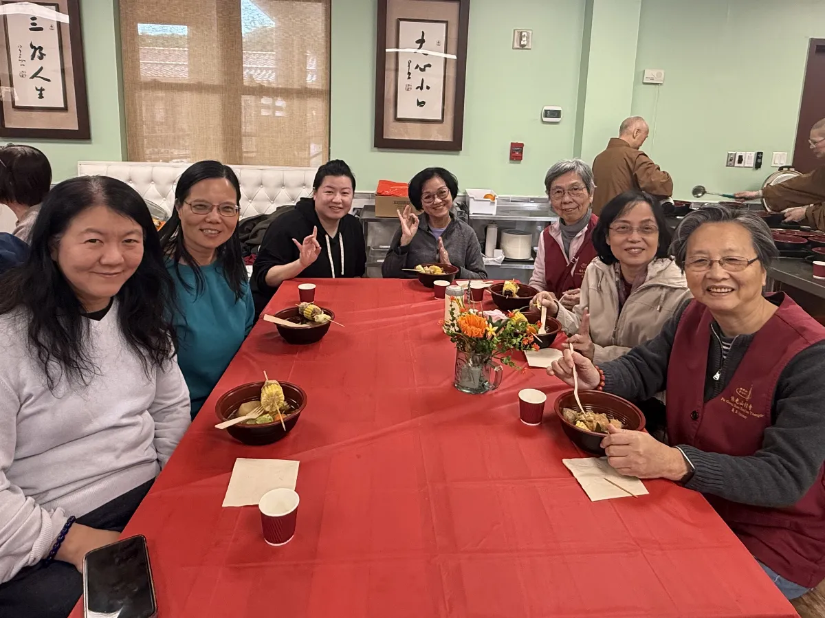 Xiangyun Temple Welcomes the New Year with Volunteer Appreciation Ceremony in Chinese and English